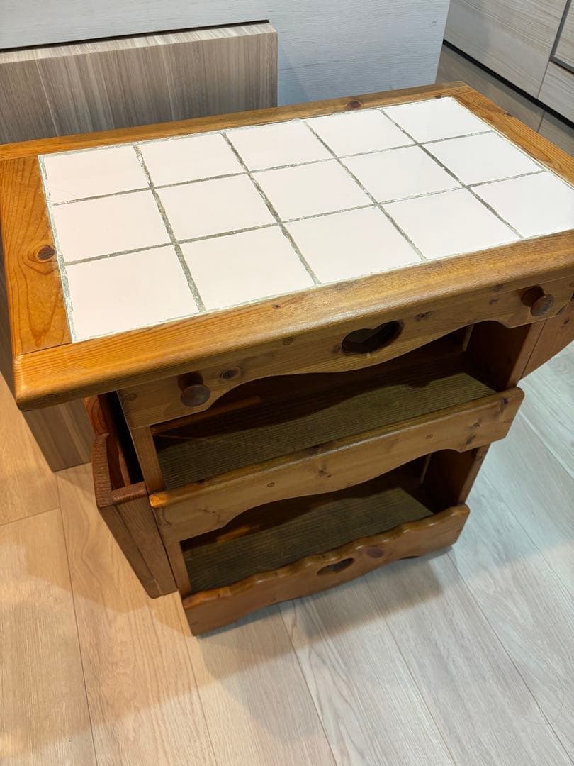 オーダー家具　カントリー家具　ワゴン　キャスター付き　タイル付き　ハート　収納棚