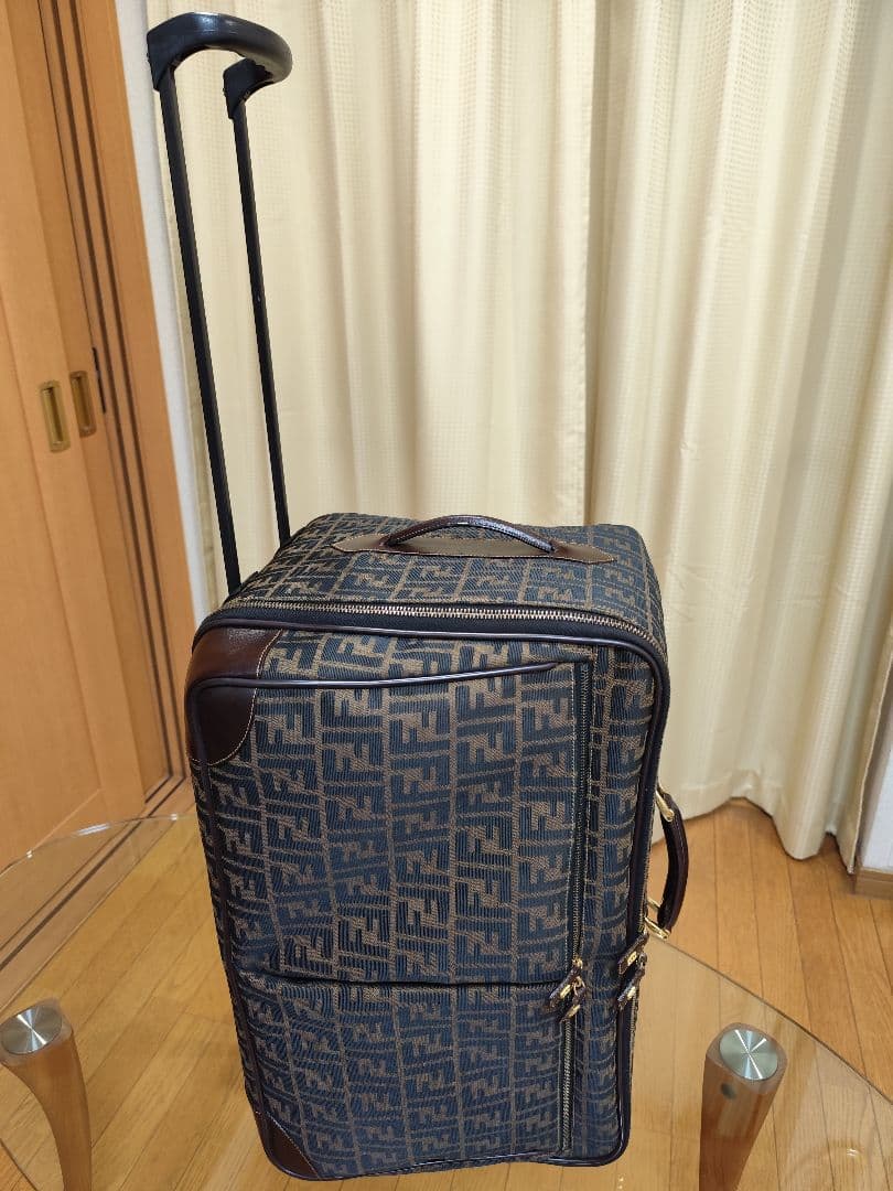 値下げ超貴重品FENDI　ズッカ柄の2輪大型 キャリーケース イタリア直営店購入