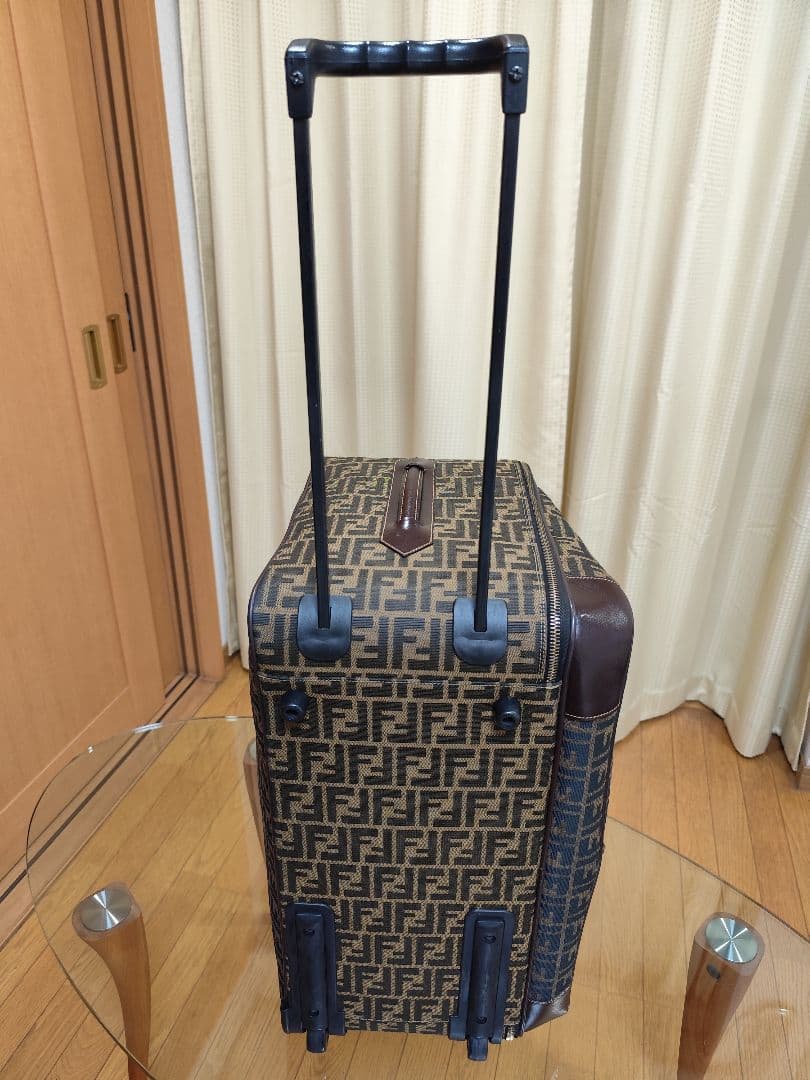 値下げ超貴重品FENDI　ズッカ柄の2輪大型 キャリーケース イタリア直営店購入