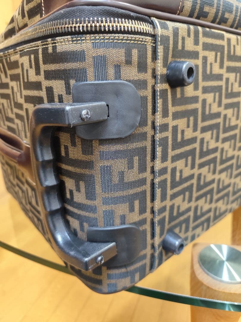 値下げ超貴重品FENDI　ズッカ柄の2輪大型 キャリーケース イタリア直営店購入