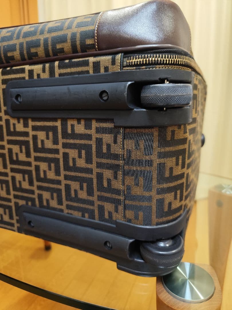 値下げ超貴重品FENDI　ズッカ柄の2輪大型 キャリーケース イタリア直営店購入