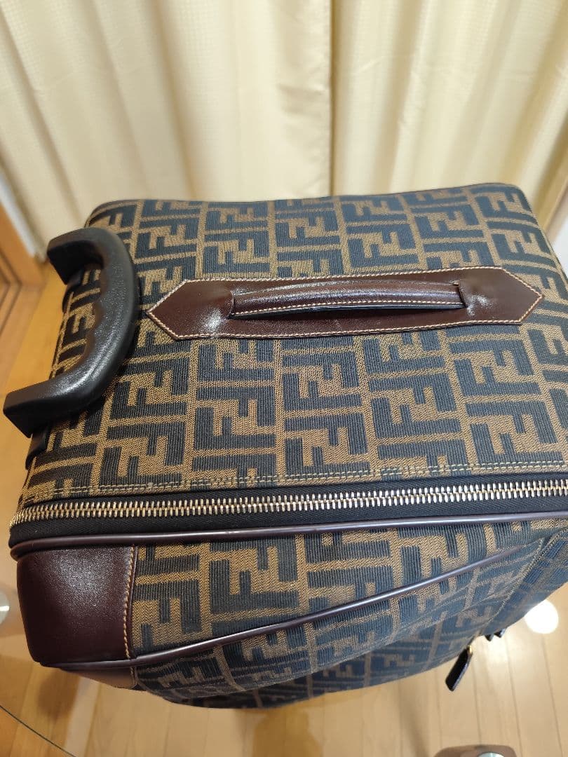 値下げ超貴重品FENDI　ズッカ柄の2輪大型 キャリーケース イタリア直営店購入