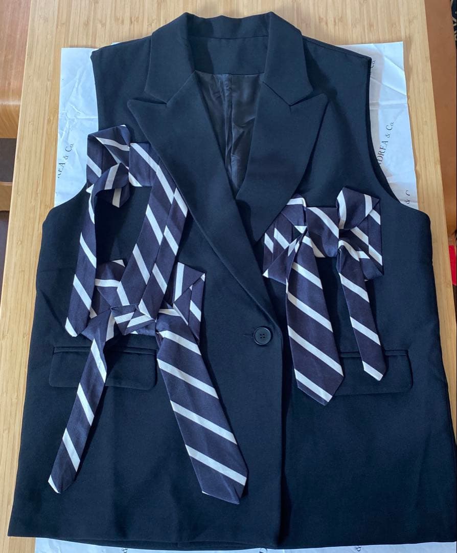 【Andrea＆Co.】タイリボンテーラードジレ 人気商品