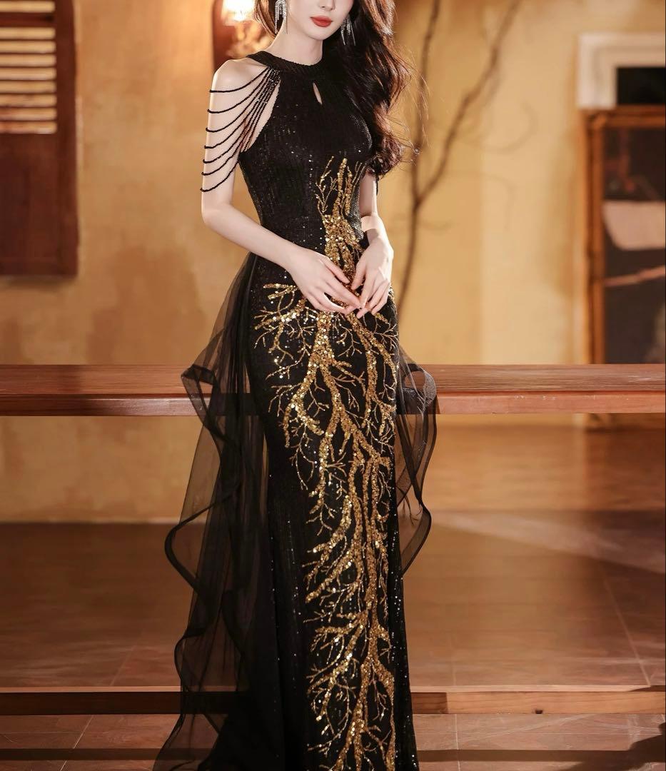 ゴールドのデザインにスカートのフリルがゴージャスなドレス