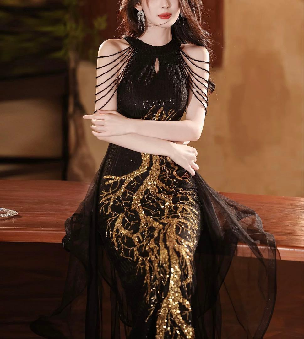 ゴールドのデザインにスカートのフリルがゴージャスなドレス