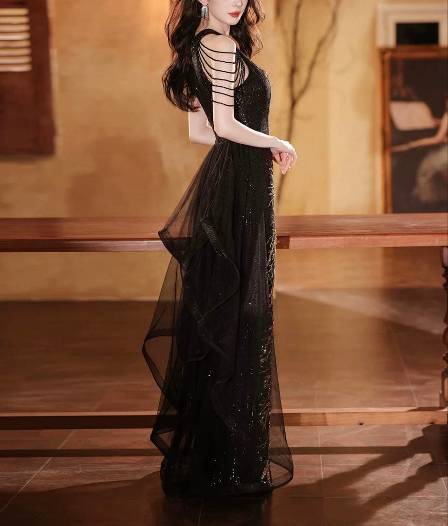 ゴールドのデザインにスカートのフリルがゴージャスなドレス