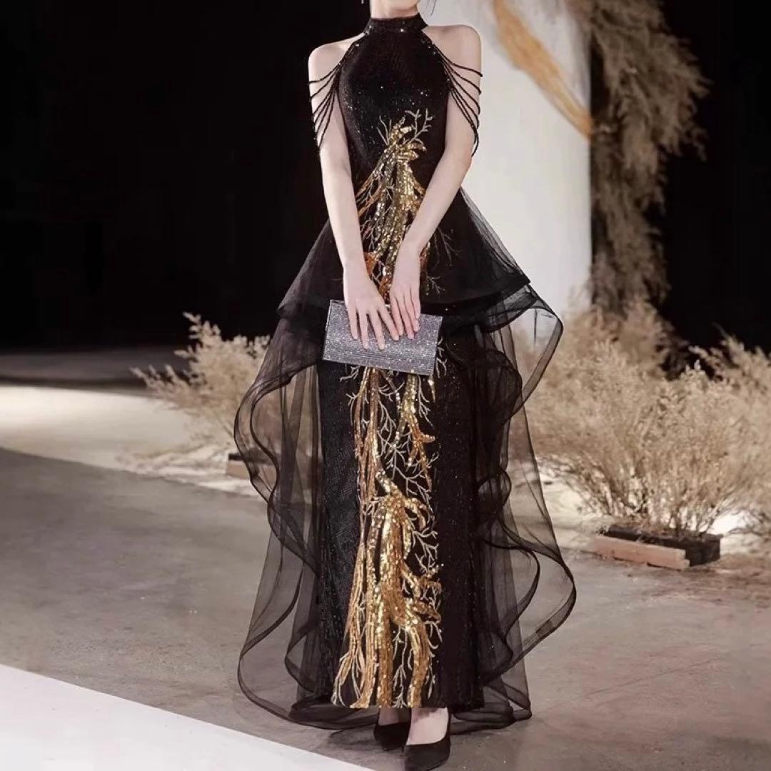 ゴールドのデザインにスカートのフリルがゴージャスなドレス