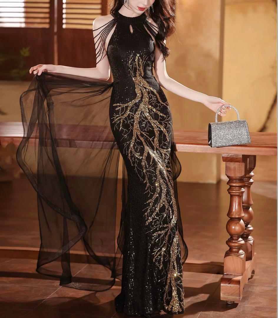 ゴールドのデザインにスカートのフリルがゴージャスなドレス