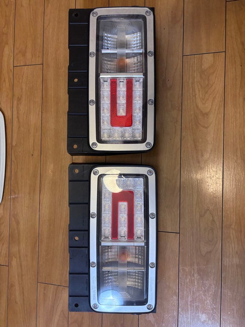 日野　純正　小糸テールランプ