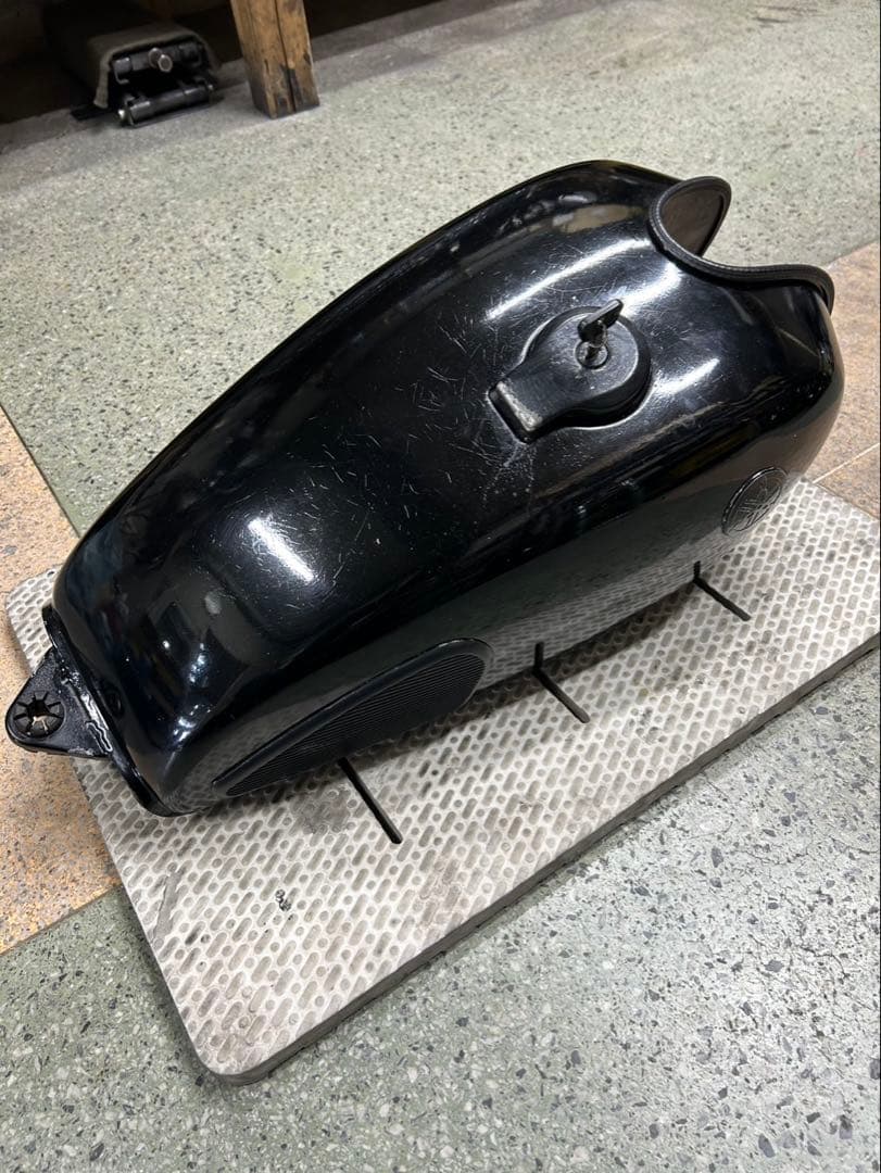 ヤマハ　SR400 1JR 純正タンク　凹み箇所あり