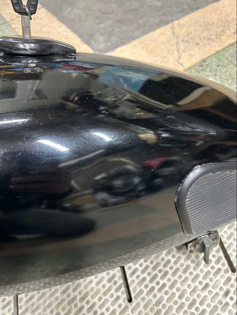 ヤマハ　SR400 1JR 純正タンク　凹み箇所あり