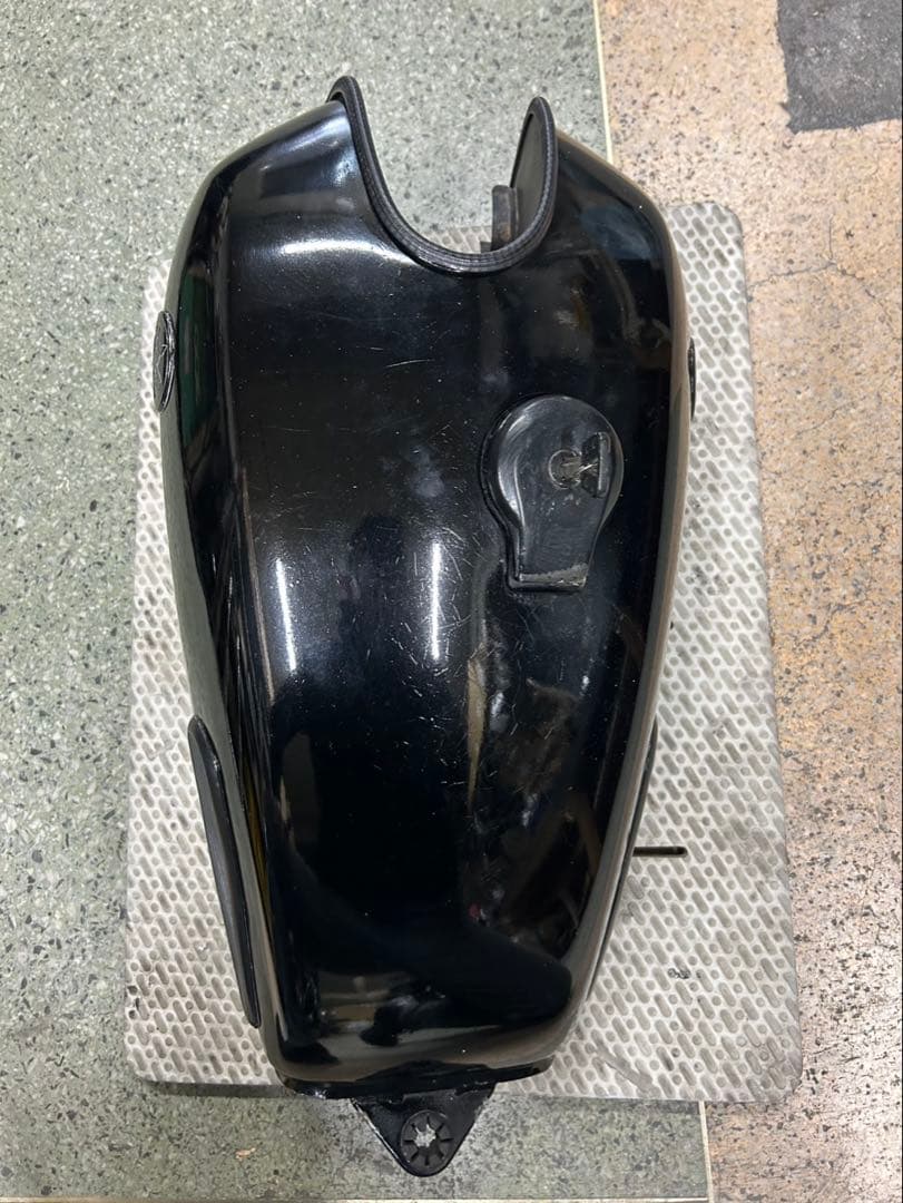 ヤマハ　SR400 1JR 純正タンク　凹み箇所あり
