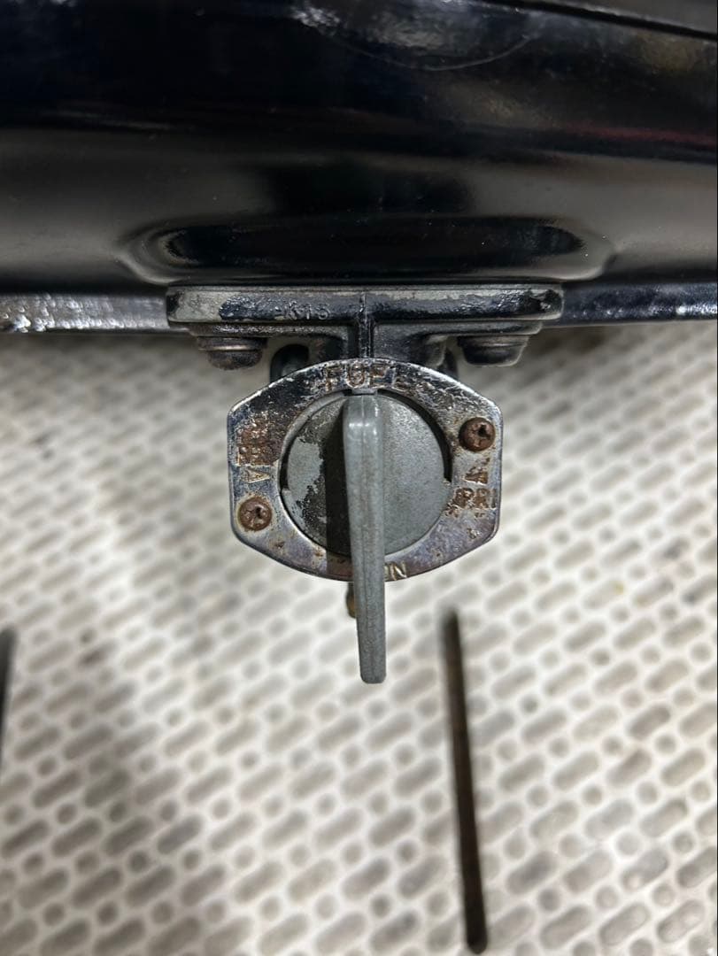 ヤマハ　SR400 1JR 純正タンク　凹み箇所あり