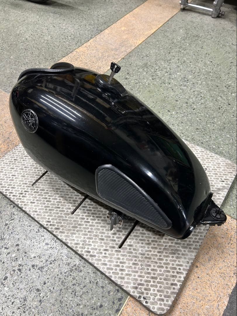 ヤマハ　SR400 1JR 純正タンク　凹み箇所あり