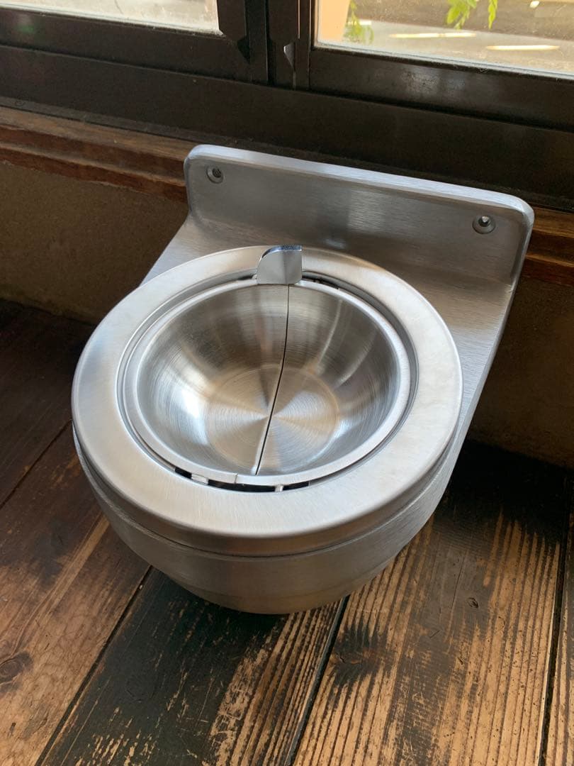 ステンレス製壁取り付け型灰皿