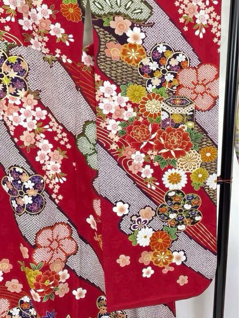 成人式　振袖　正絹　赤色、王道古典柄