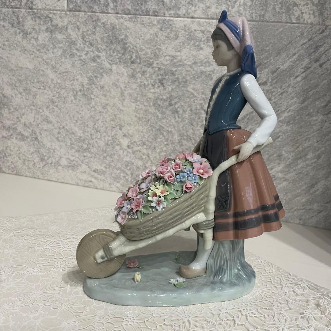 さら様　リヤドロ　LLADRO 花屋の姉妹シリーズ［花集め] [花車を押す少女]
