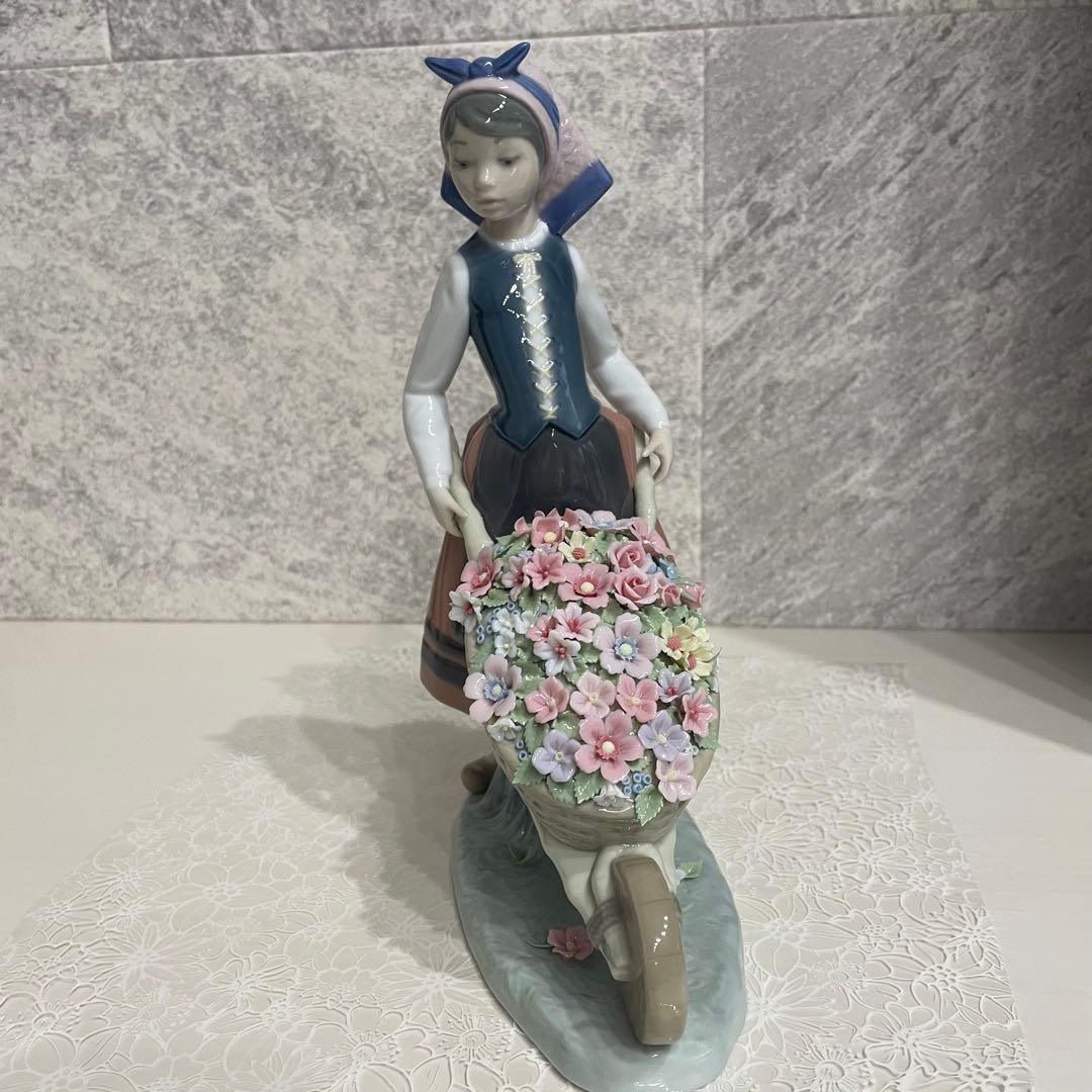 さら様　リヤドロ　LLADRO 花屋の姉妹シリーズ［花集め] [花車を押す少女]