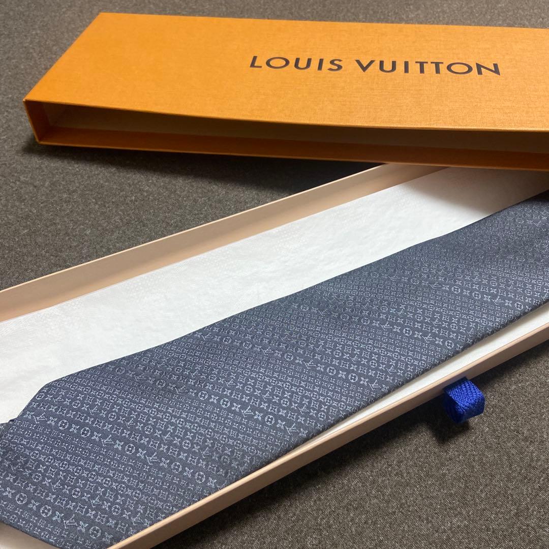 ブ*ー様 【新品未使用】LOUIS VUITTON グレー ネクタイプレゼント用