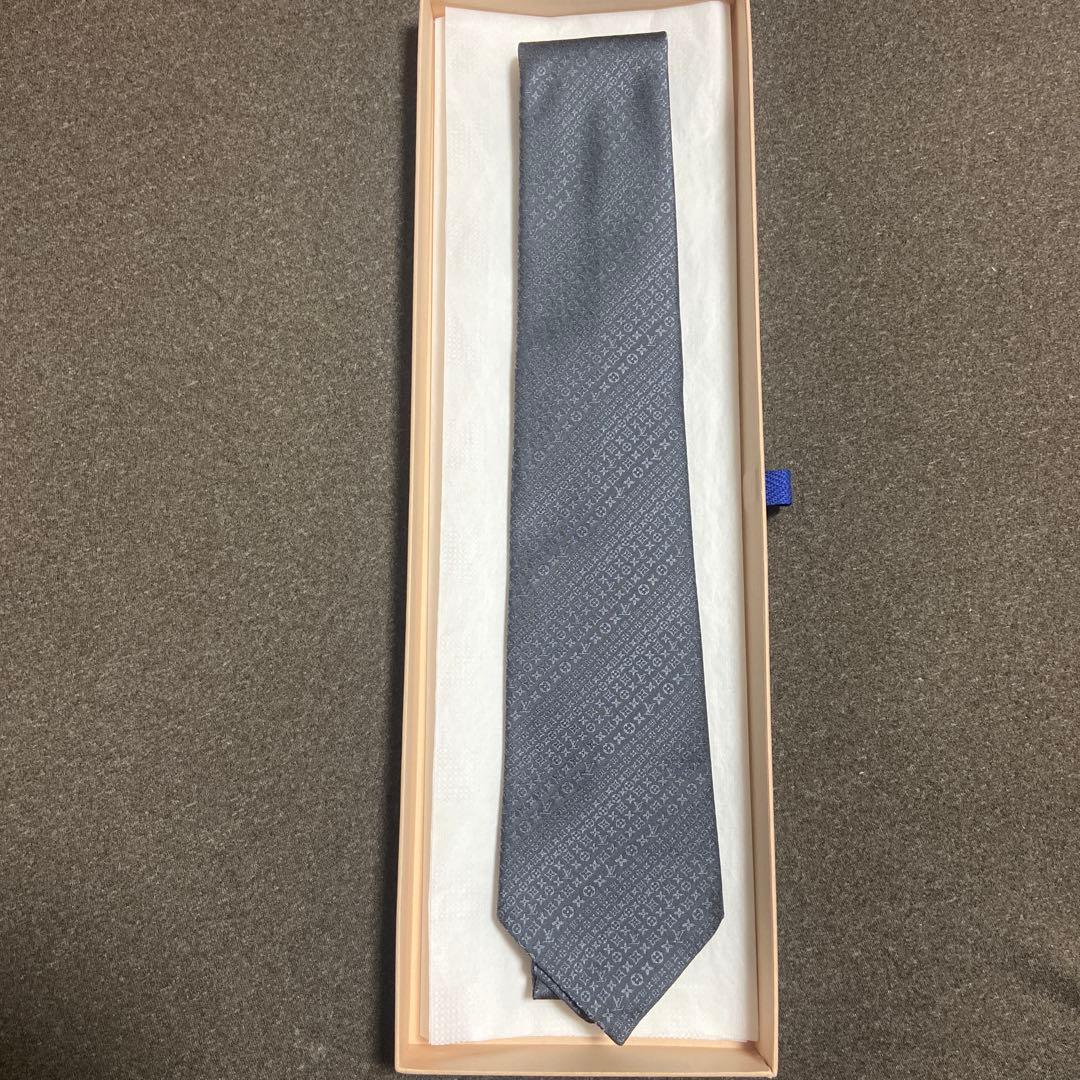 ブ*ー様 【新品未使用】LOUIS VUITTON グレー ネクタイプレゼント用