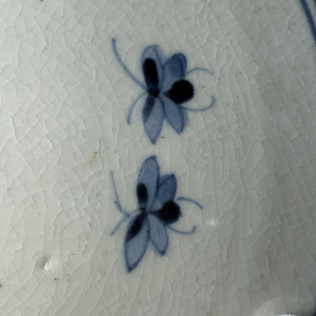 江戸中期　古伊万里　染付鳥蝶図七寸皿　裏唐草　鳥の躍動感！　20.4cm 古美術