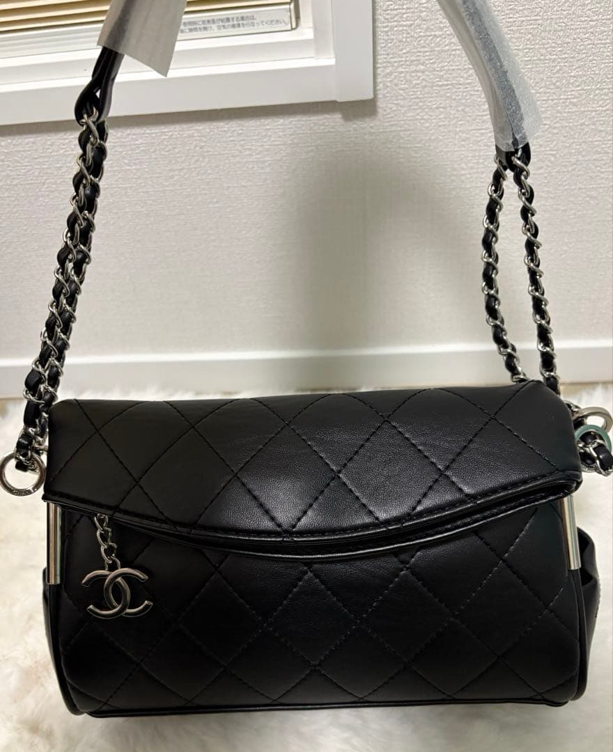 CHANEL ブラックレザー ショルダーバッグ ノベルティ チャーム