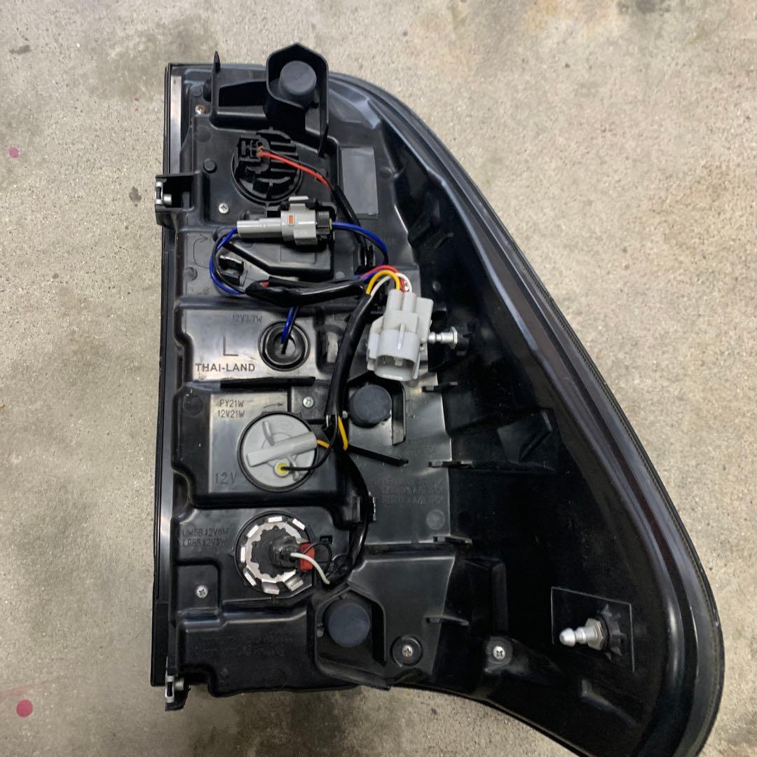 ハイラックスgun125ブラックテールランプ スモークレンズ左右　　　早い物勝ち