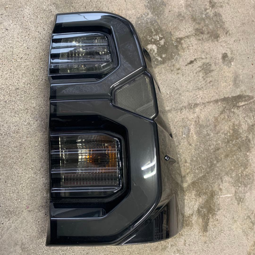 ハイラックスgun125ブラックテールランプ スモークレンズ左右　　　早い物勝ち