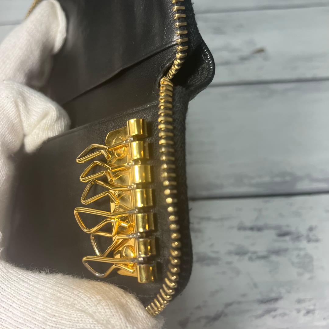 プラダ 6連キーケース エピ風 ブラック