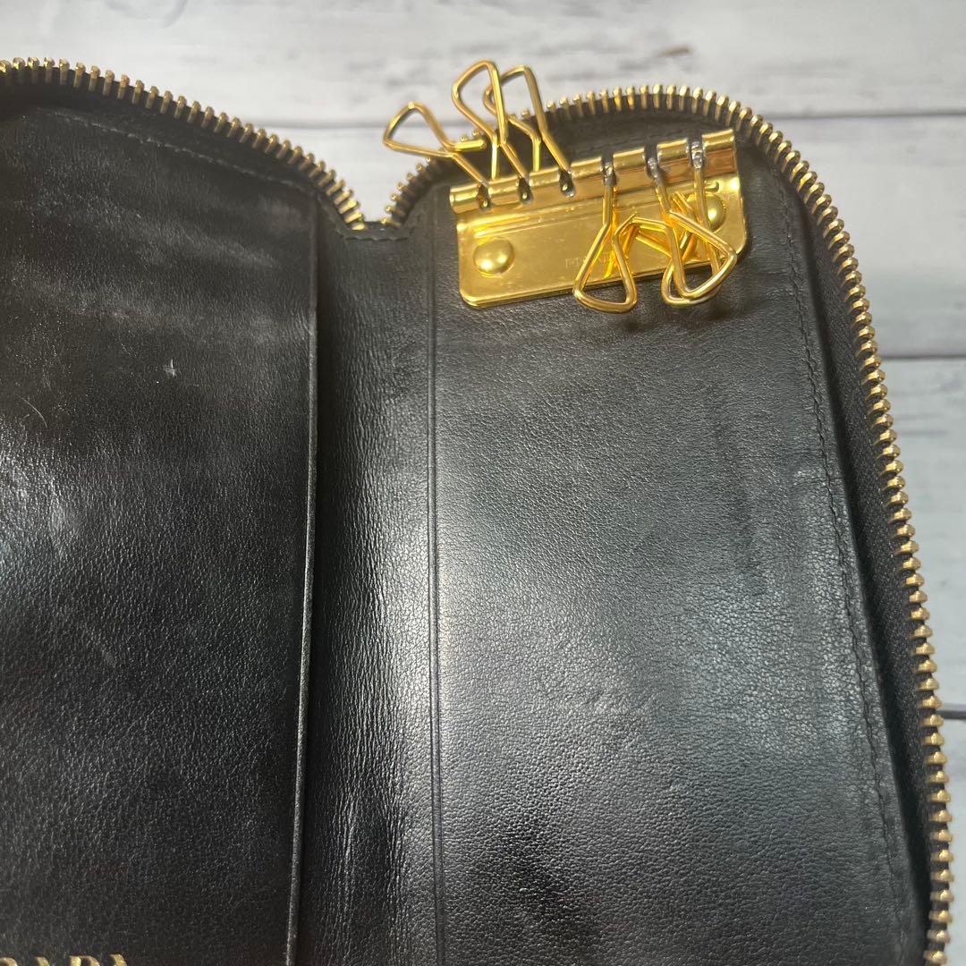 プラダ 6連キーケース エピ風 ブラック