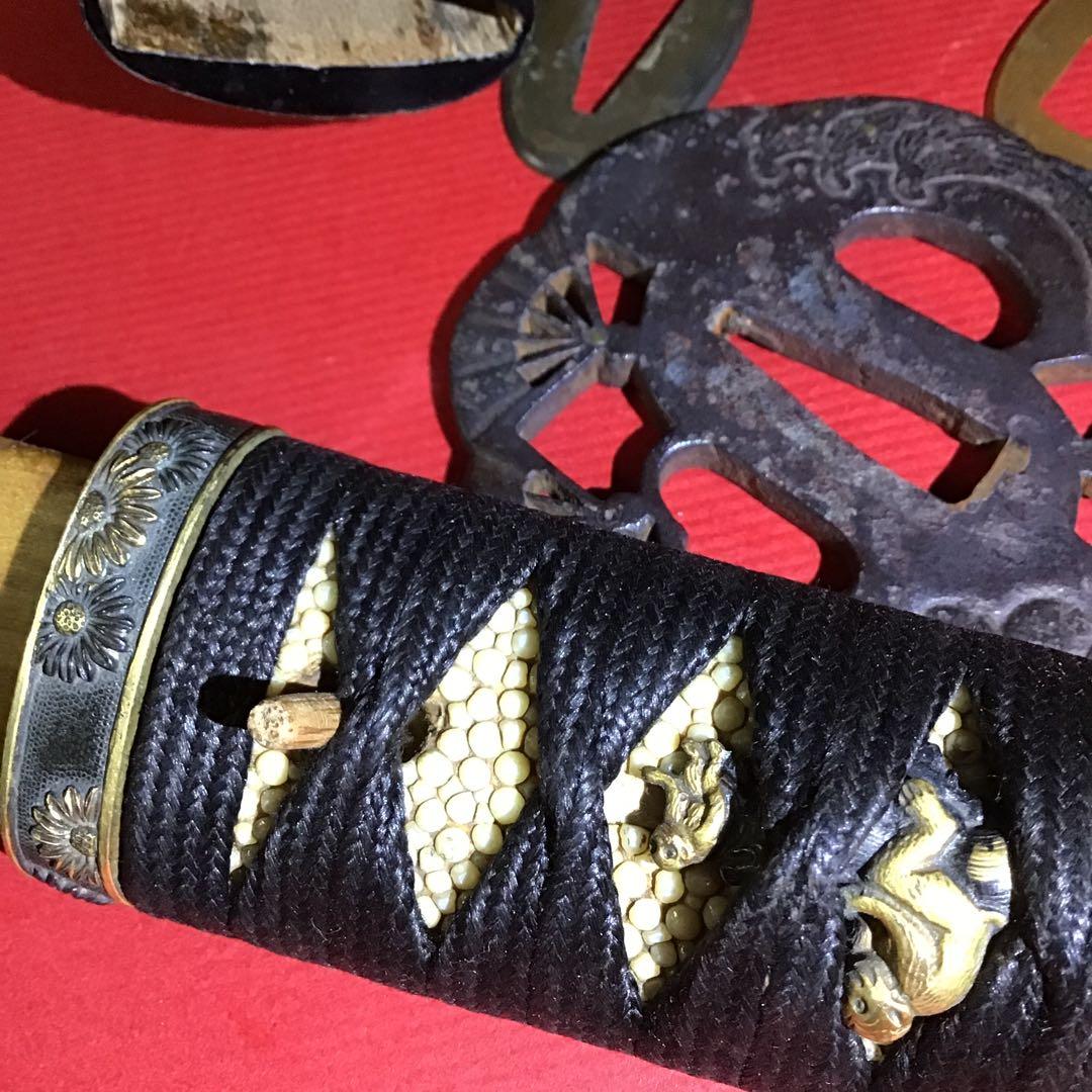 脇差拵　菊花図柄縁頭　鍔桜扇透　繋ぎは木製　　　　　書1