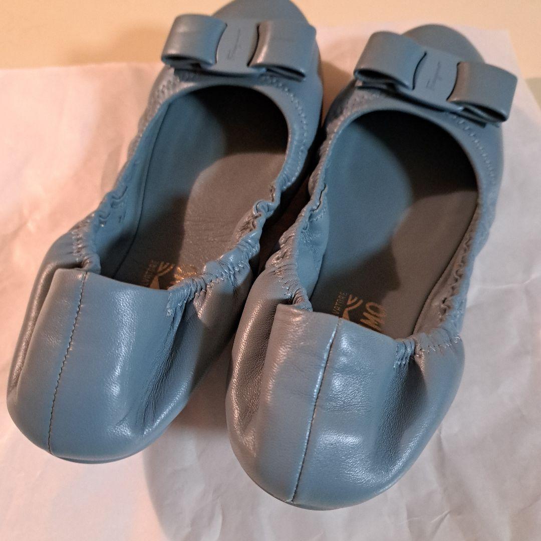 新品同様【Ferragamo】レザーフラットシューズ