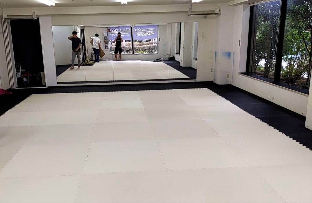 【格安】ジョイントマット　大判　白黒　10枚　空手　防音　トレーニング　衝撃吸収