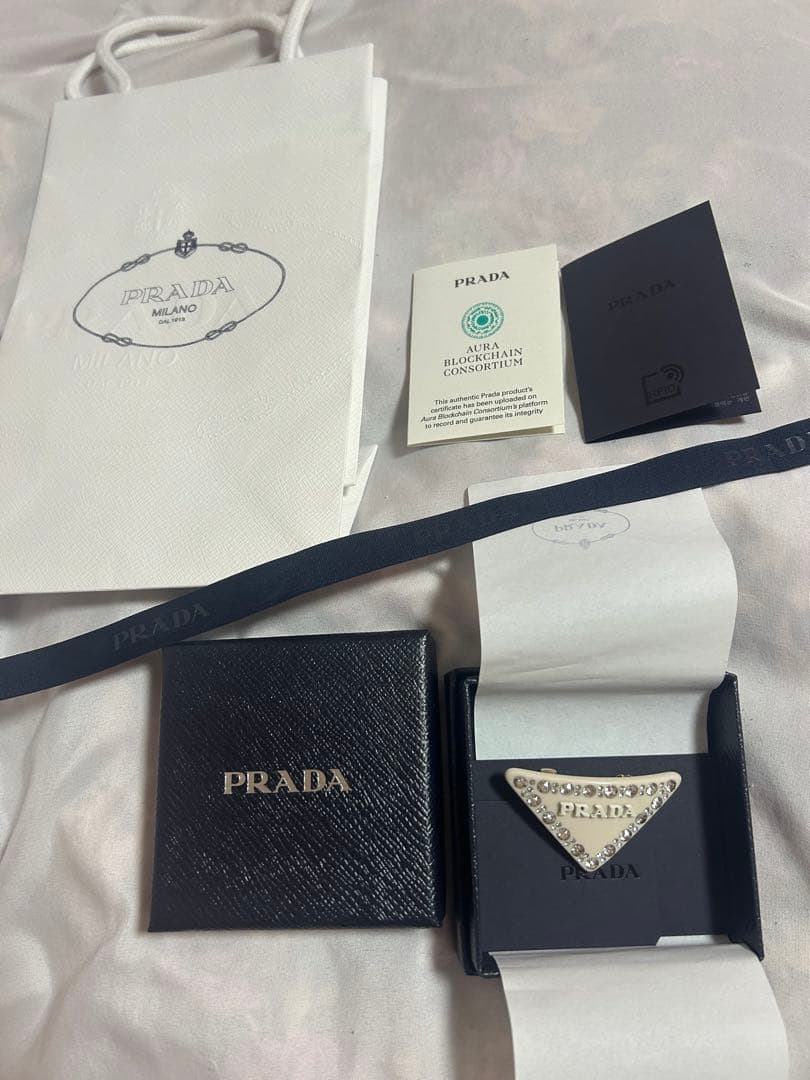 最終値下げです美品PRADA トライアングル ヘアクリップ