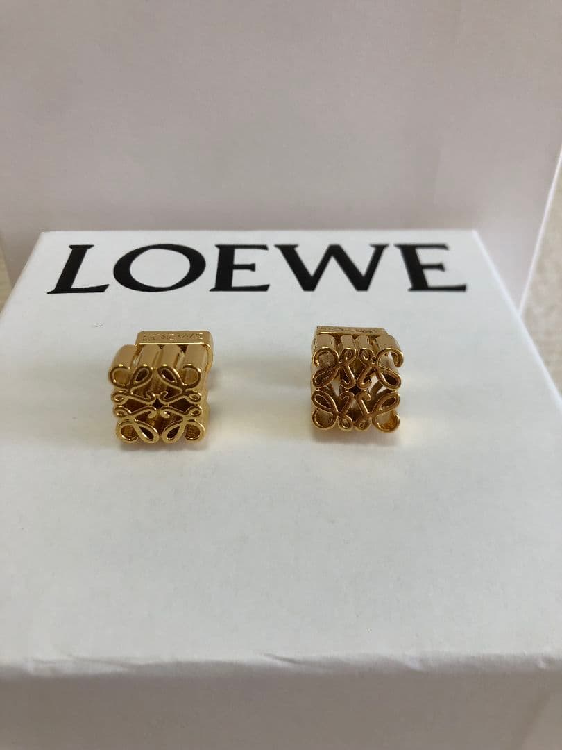 LOEWE ロエベ　ゴールド　ピアス　上品　ロゴ　ファッション