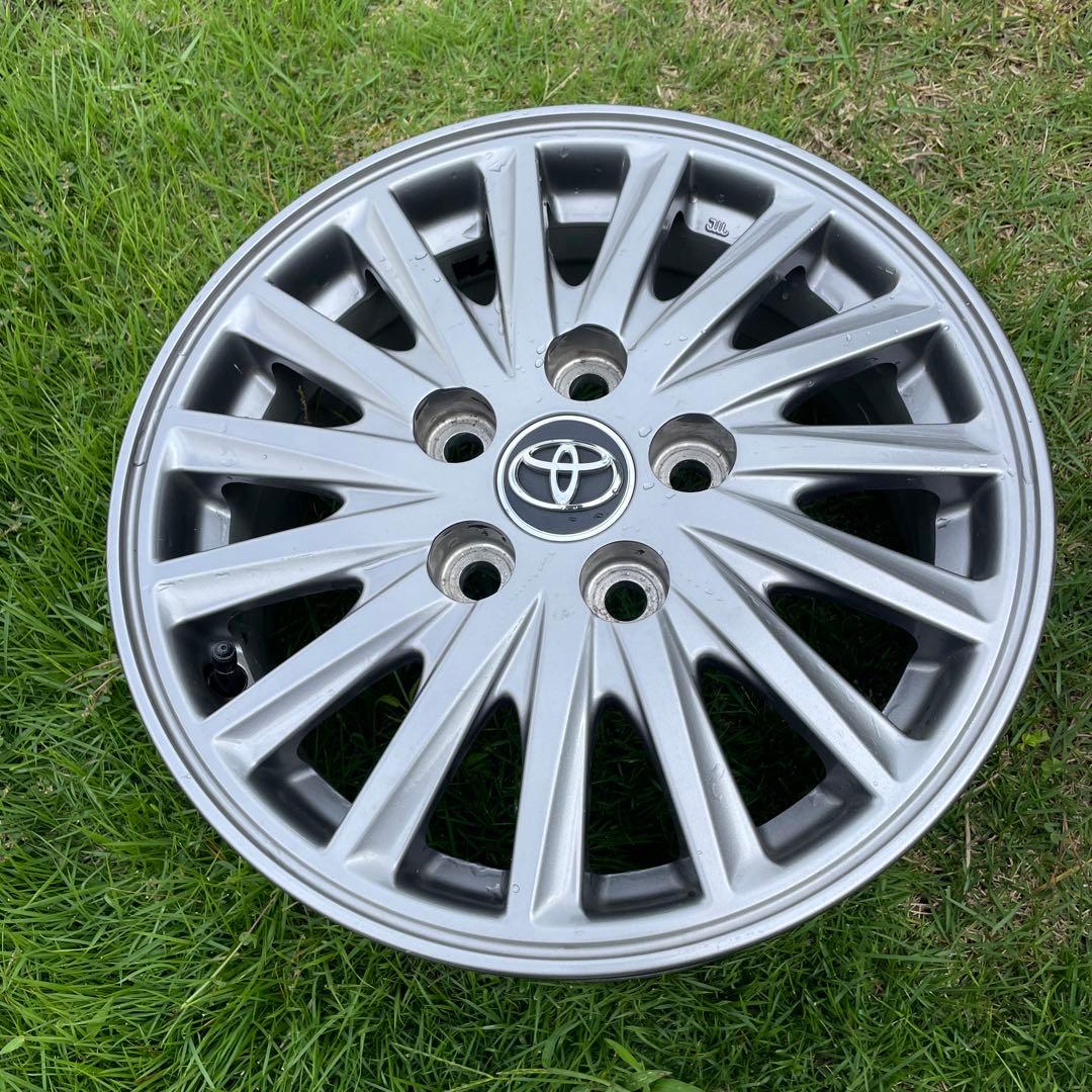 トヨタ 15インチ シルバーホイール ①
