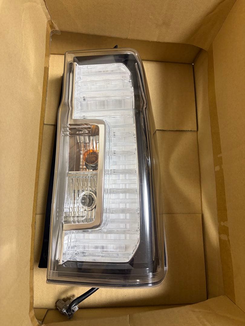 ダイハツ　タントカスタムLA600S後期純正テールインナーブラックタイプ　右側