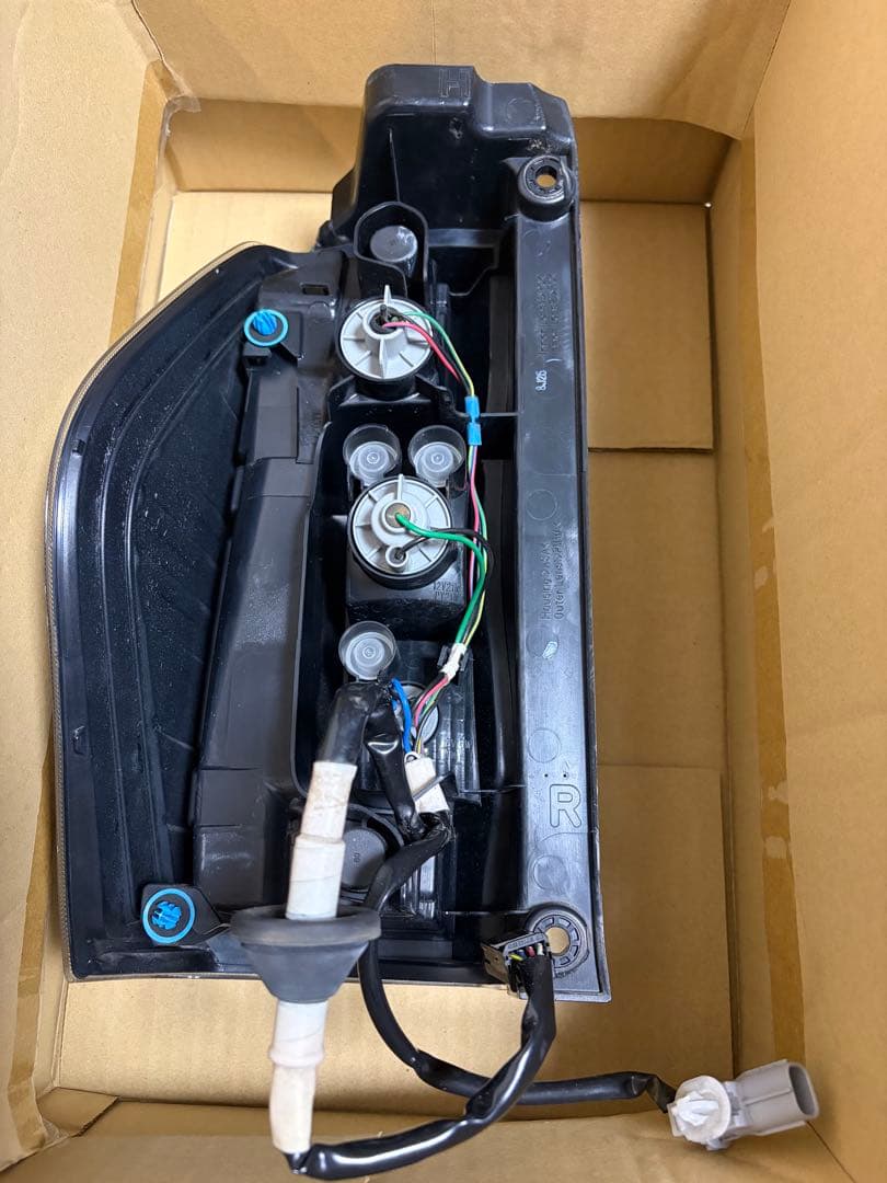 ダイハツ　タントカスタムLA600S後期純正テールインナーブラックタイプ　右側