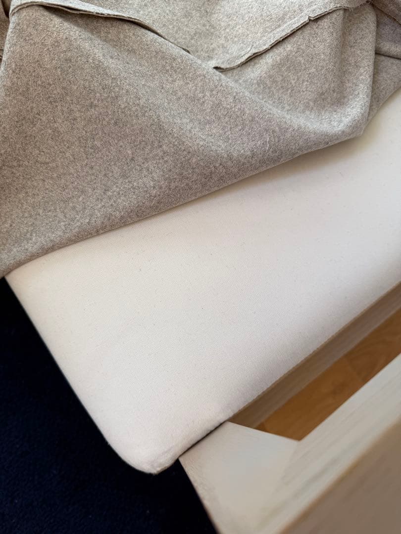 NOYES グレーソファ 木製フレーム モダンスタイル