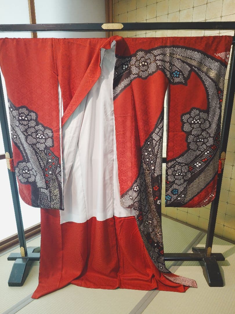 赤い振袖 花柄と幾何学模様