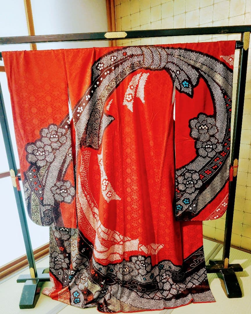 赤い振袖 花柄と幾何学模様