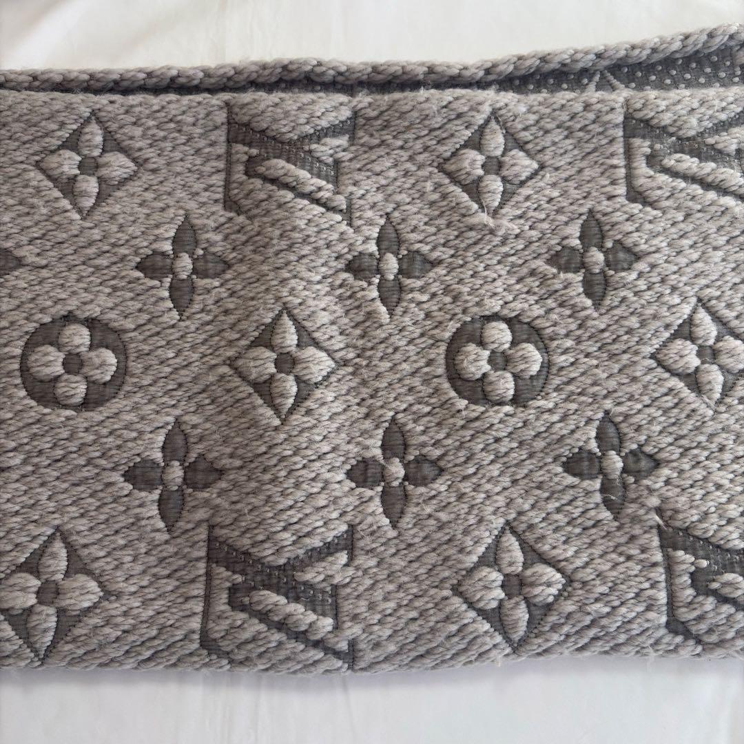 LOUIS VUITTON　モノグラムマフラー 　ライトグレー