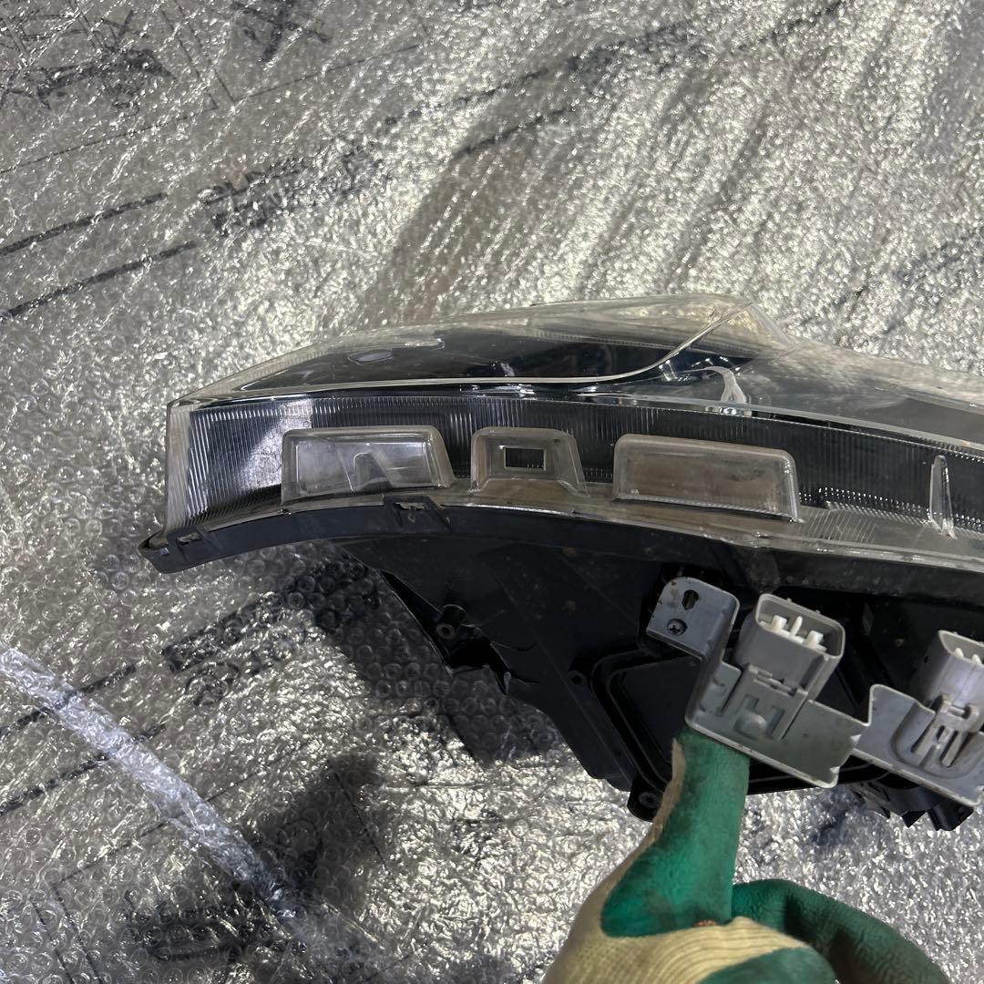 車*)様 ヴォクシー　ヘッドライト　左　ICHIKOH 28-229 ジャンク品