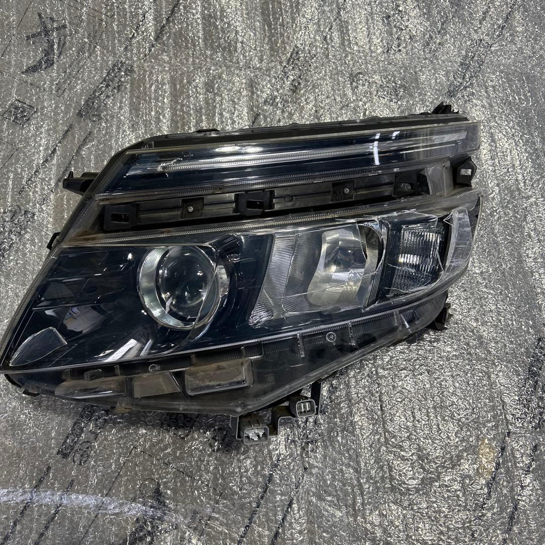 車*)様 ヴォクシー　ヘッドライト　左　ICHIKOH 28-229 ジャンク品