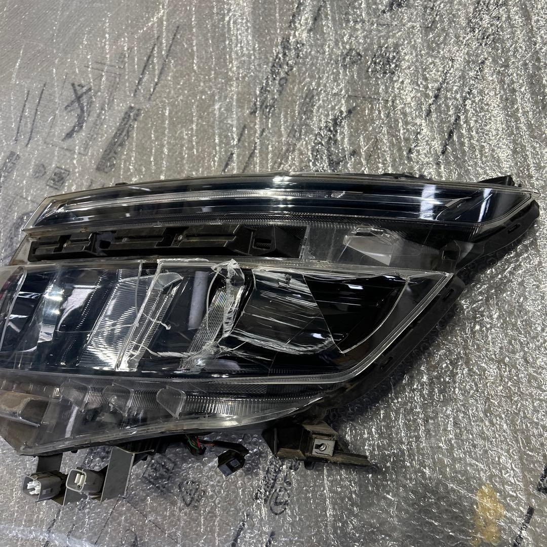車*)様 ヴォクシー　ヘッドライト　左　ICHIKOH 28-229 ジャンク品