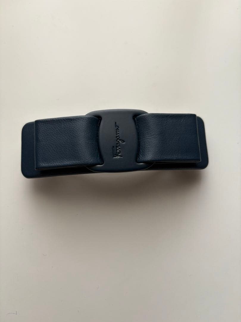 フェラガモ バレッタ　ネイビー　レザー