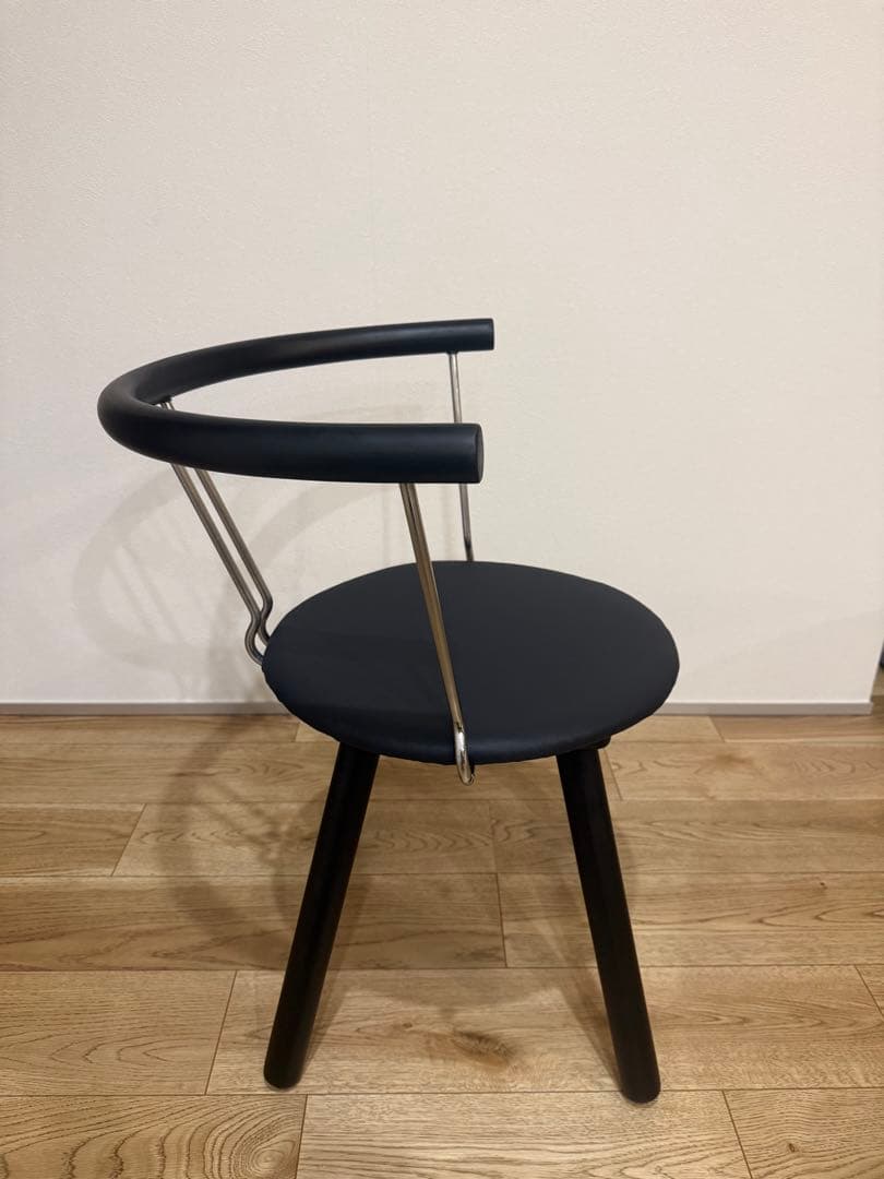 残り1脚　TECHNA アームチェア