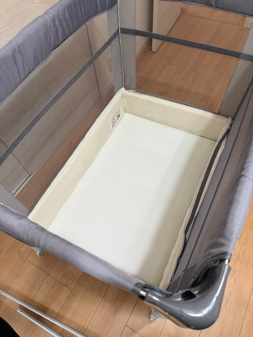 アップリカ　ココネルエアー グレー