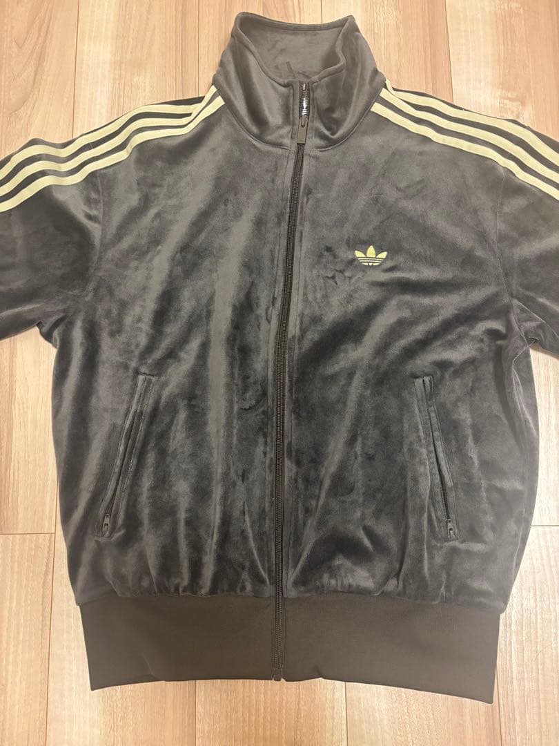 アディダス　ベロアトラックジャケット