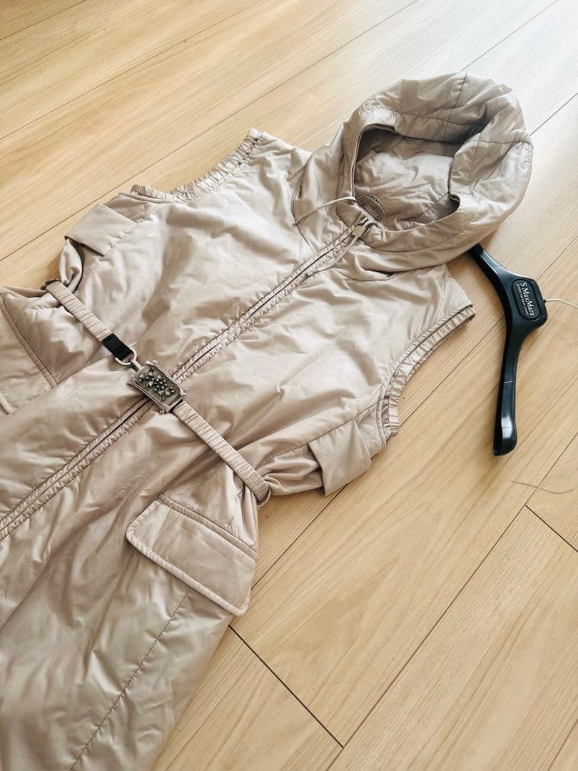 エスマックスマーラ‘SMaxMara☆ビジューフード付軽量ダウンロングベスト40